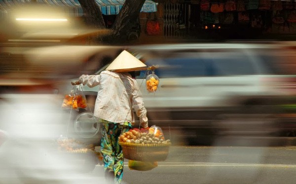 Bán hàng rong, chạy Grab thời vụ, bán đồ online đang cứu nền kinh tế Việt Nam và Đông Nam Á như thế nào?